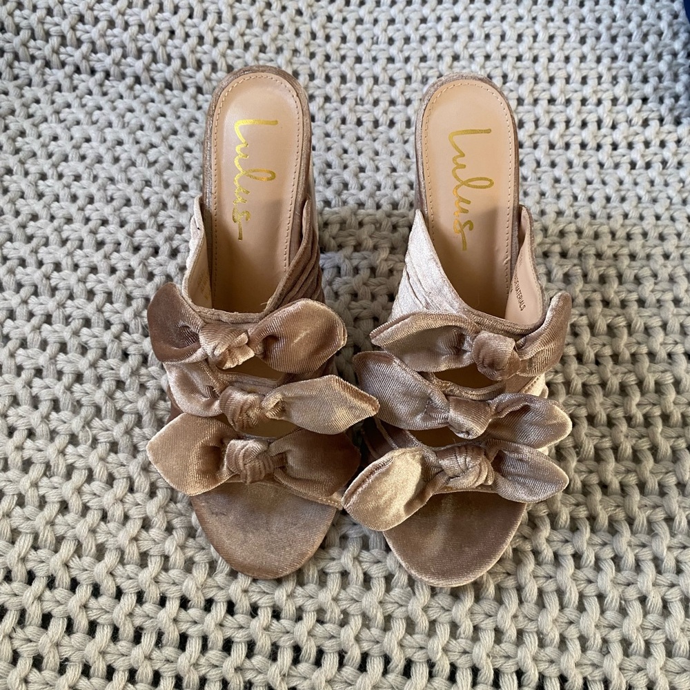 Lulu's Women's Tan Bow Heels